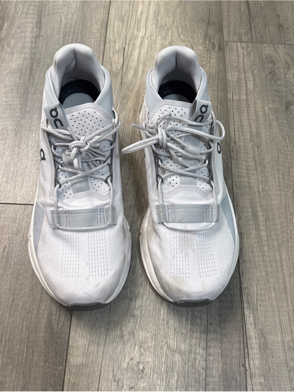 On Running Men’s White Athletic Trainers